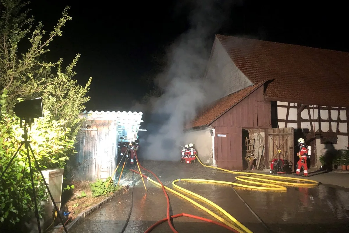 Brand in Schöfflisdorf ZH  - Feuer richtet grossen Sachschaden in Garagenbox an