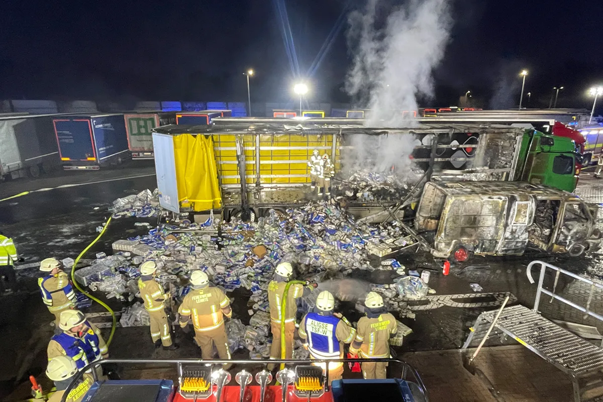 A2 Lehrte – Brand eines Transporters greift auf zwei Lkw über