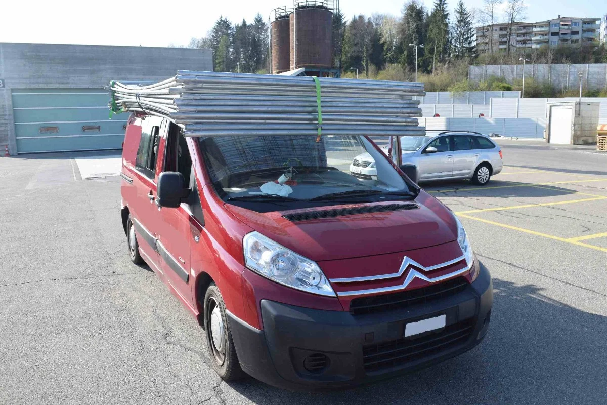 Eich LU - Überladener Lieferwagen mit  Schweinen an Bord!