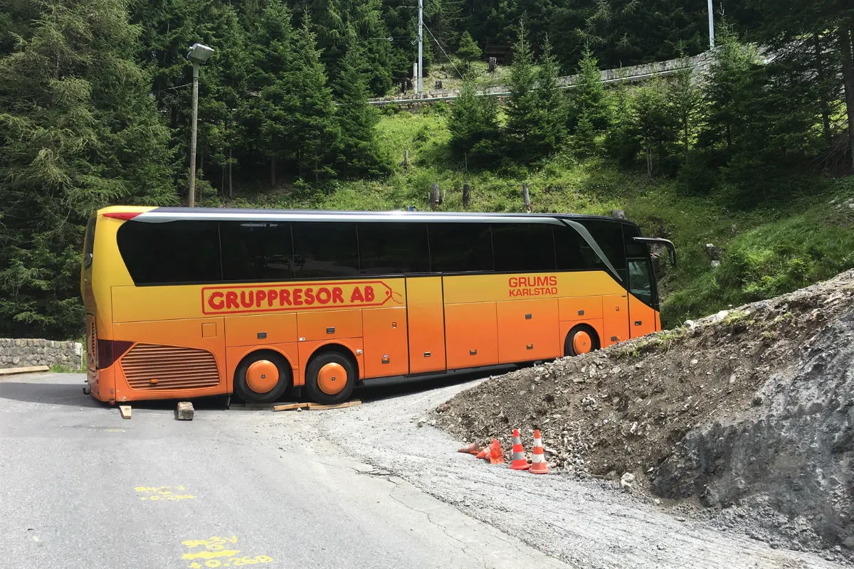 Preda GR - Reisecar blockiert Passstrasse