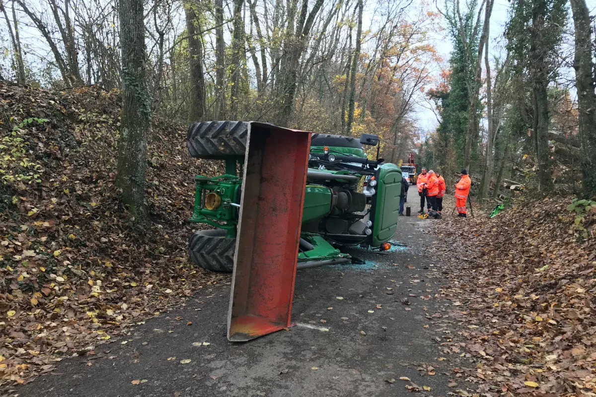 Glattfelden ZH - Tödlicher Selbstunfall mit Traktor 