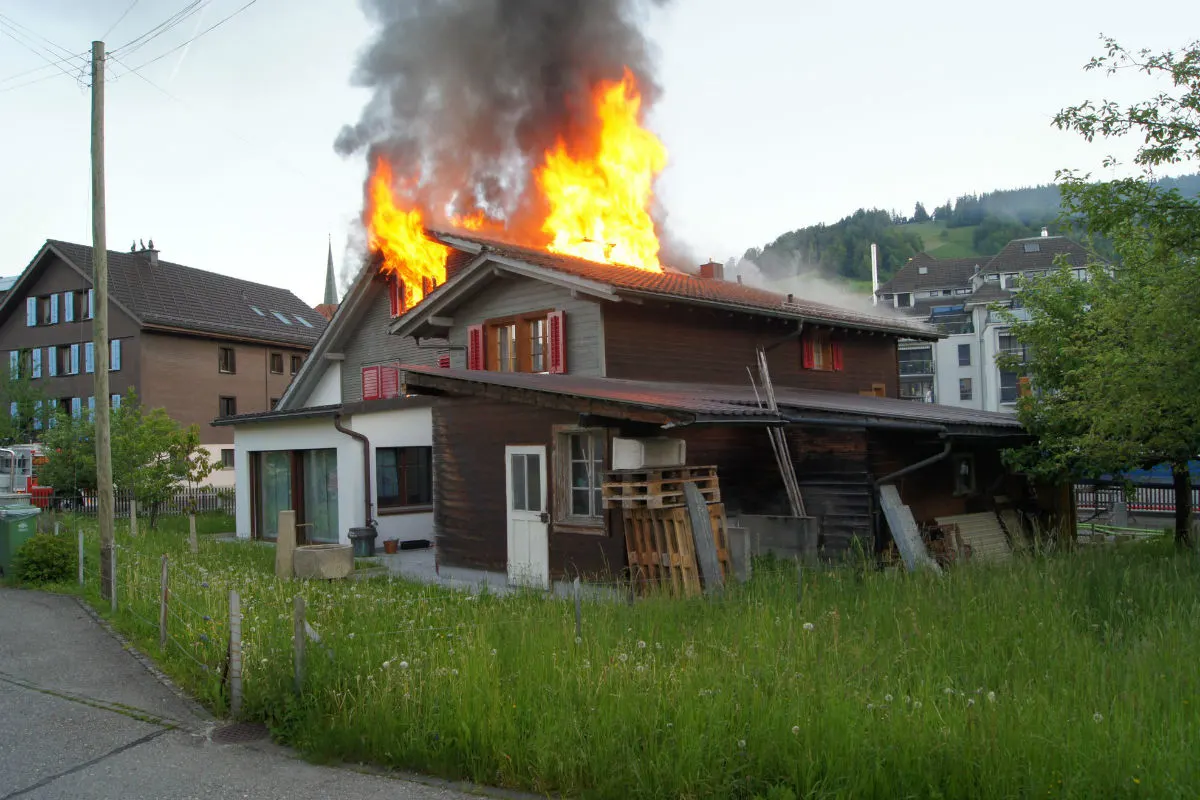 Unterägeri ZG - Mehrfamilienhaus nach Dachstockbrand unbewohnbar