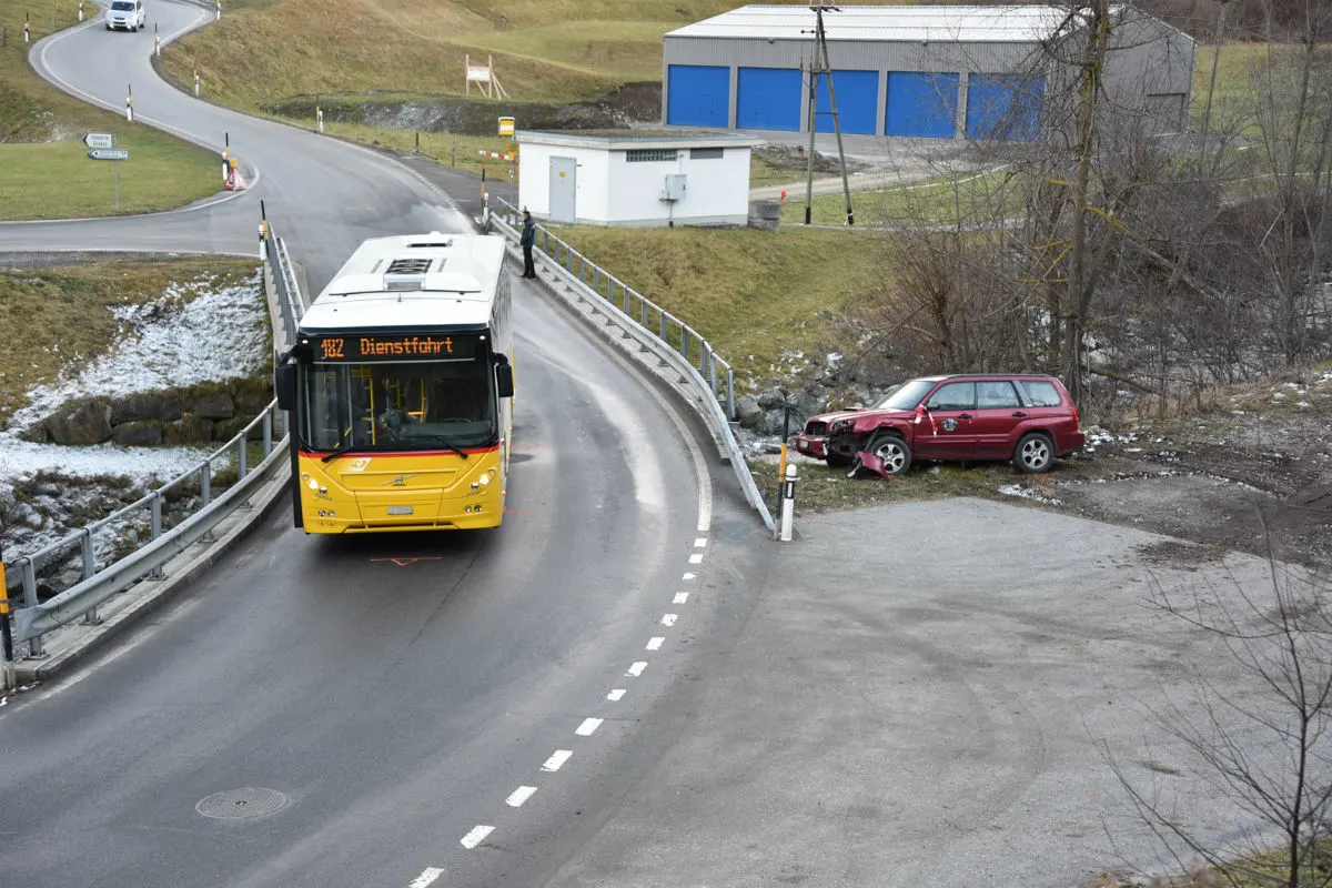Riom GR - Totalschaden bei misslungenem Kreuzungsmanöver
