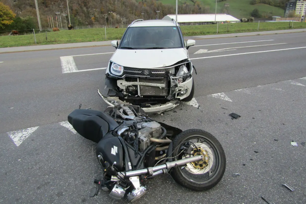 Unfall Glarus - 73-jährige Autolenkerin übersieht Motorrad