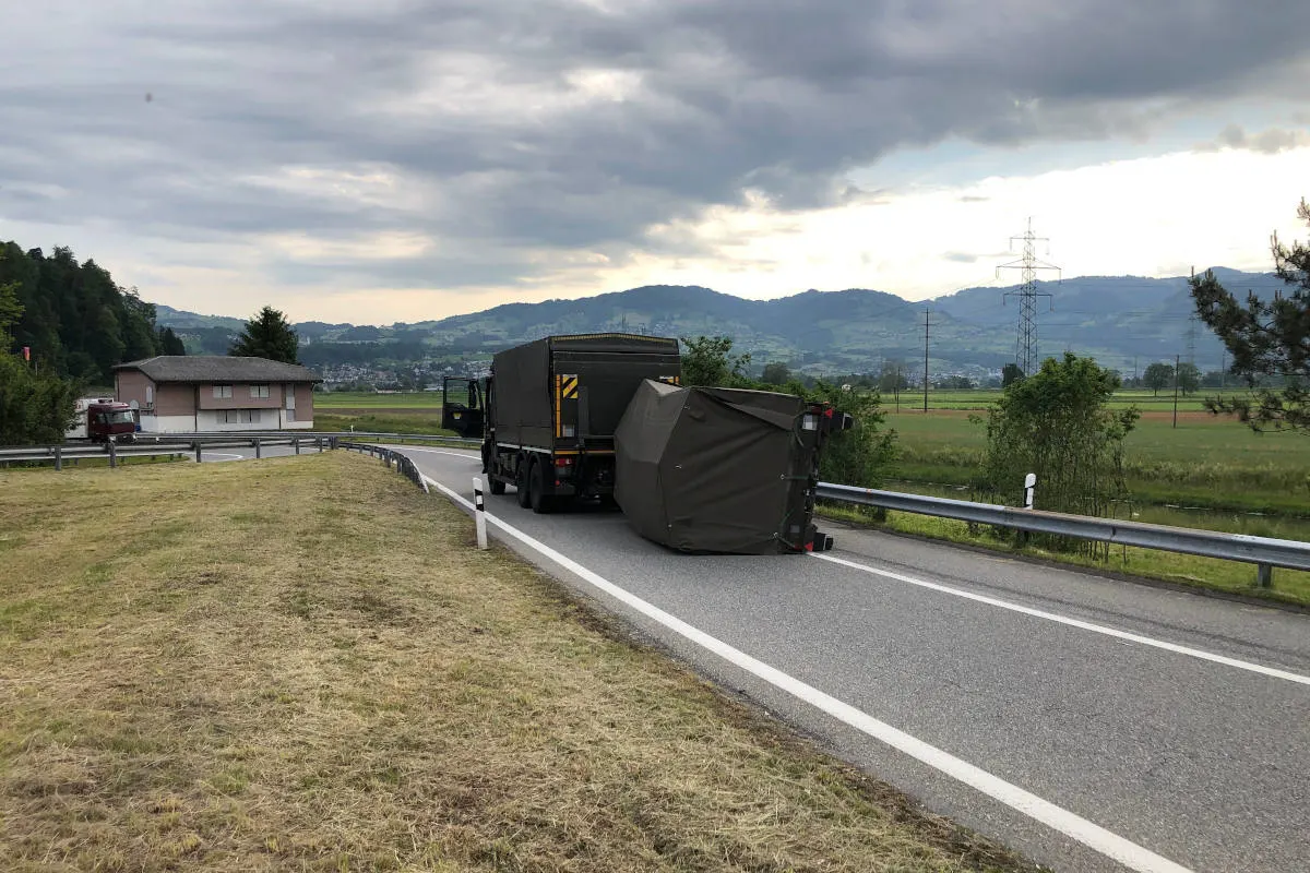 Tuggen SZ – Lastwagen abgedrängt – Anhänger gekippt