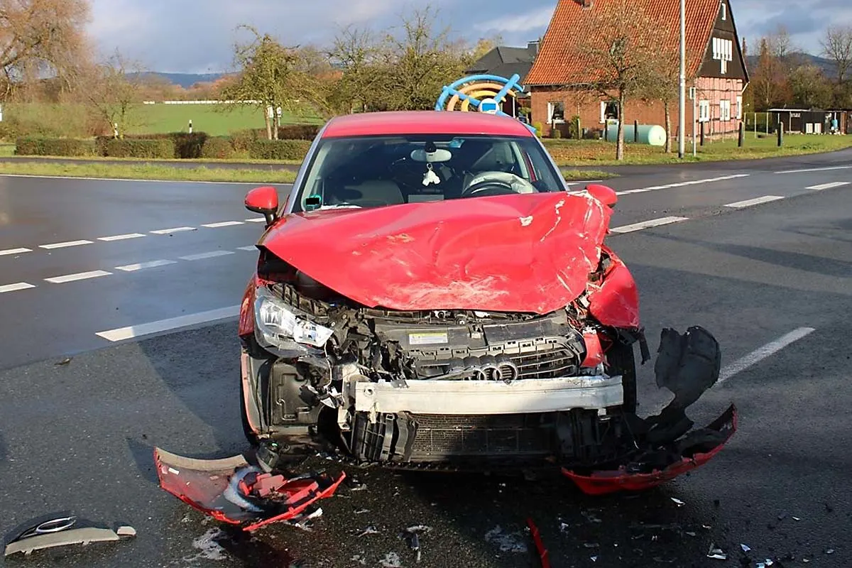 20.000 Euro Sachschaden in Porta Westfalica - Autofahrerin zieht sich bei Kreuzungsunfall schwere Verletzung zu
