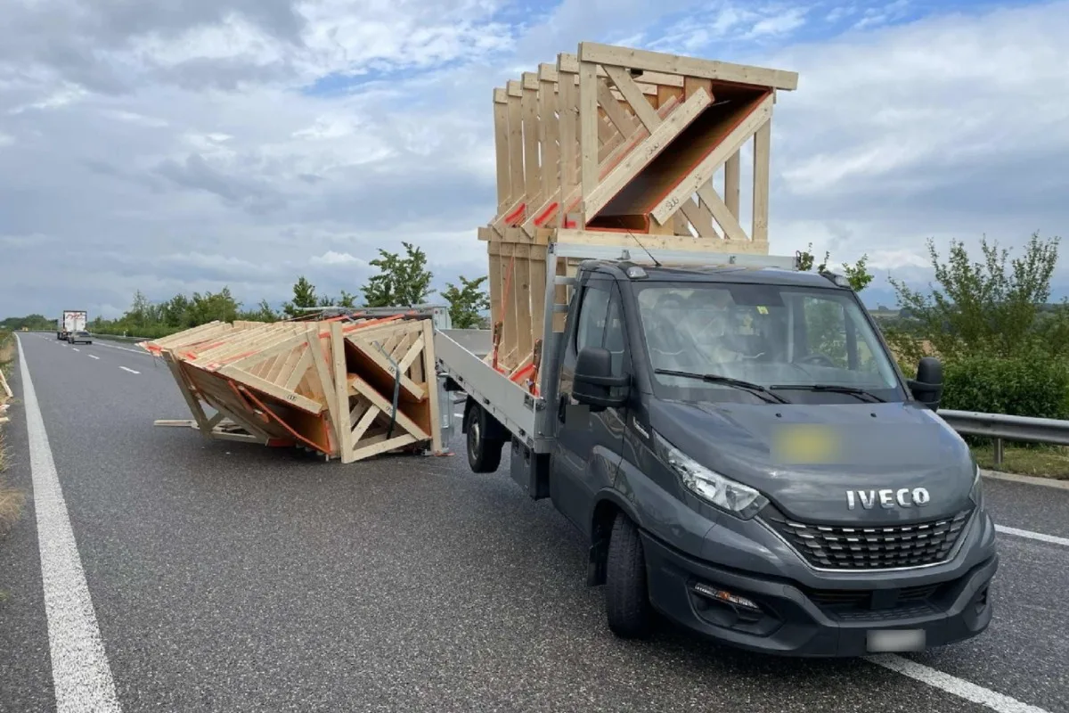 Autobahnsperre bei Avenches FR - Anhänger kippt auf der Autobahn A1 um