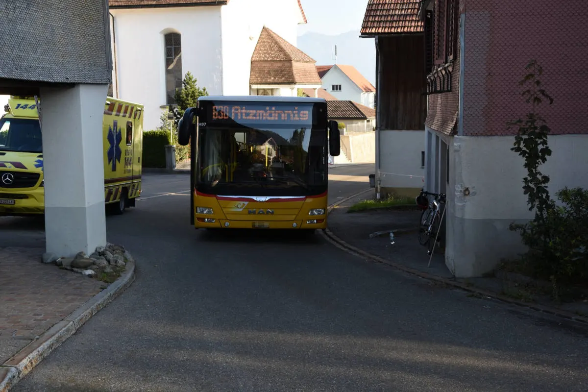 Goldingen SG - Kollision zwischen Postauto und Velo