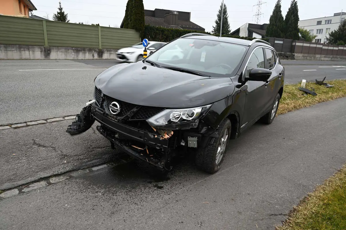 Haag SG – Fahrunfähig Zaun durchbrochen