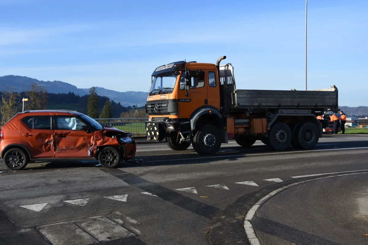 16'000 Franken Sachschaden in Kaltbrunn SG - Kollision zwischen Lastwagen und Auto