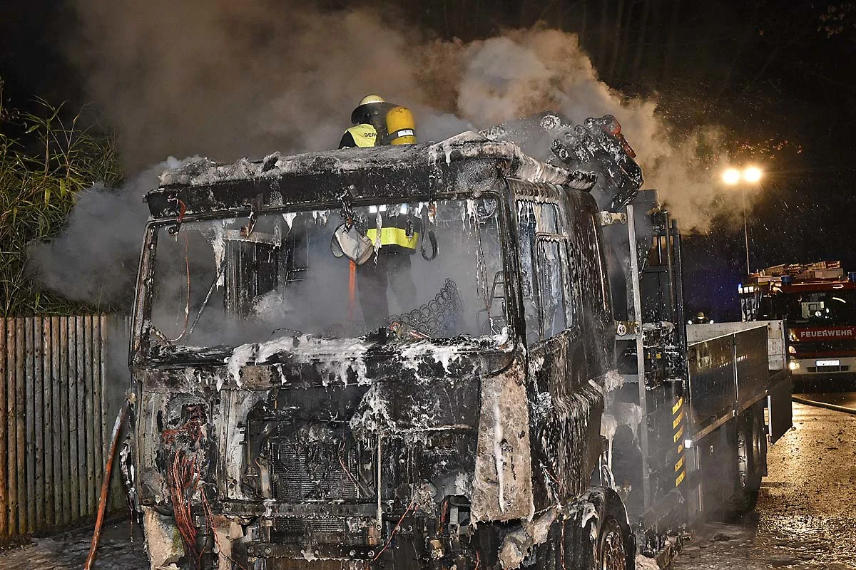 Dramatische Szene in München - LKW nach Brand komplett zerstört!