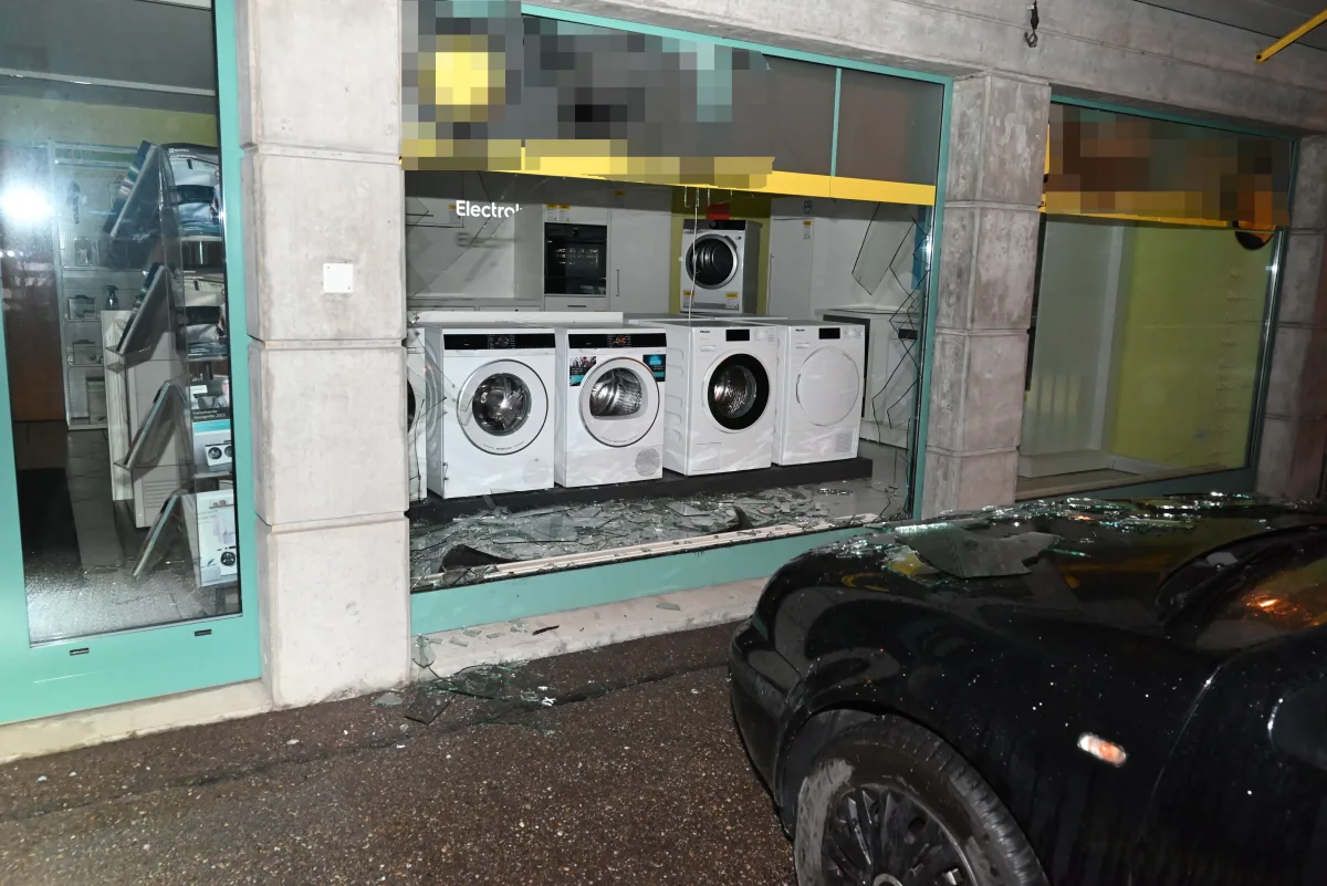 Wattwil SG – Fahrunfähig und ohne Führerausweis in Schaufenster geprallt