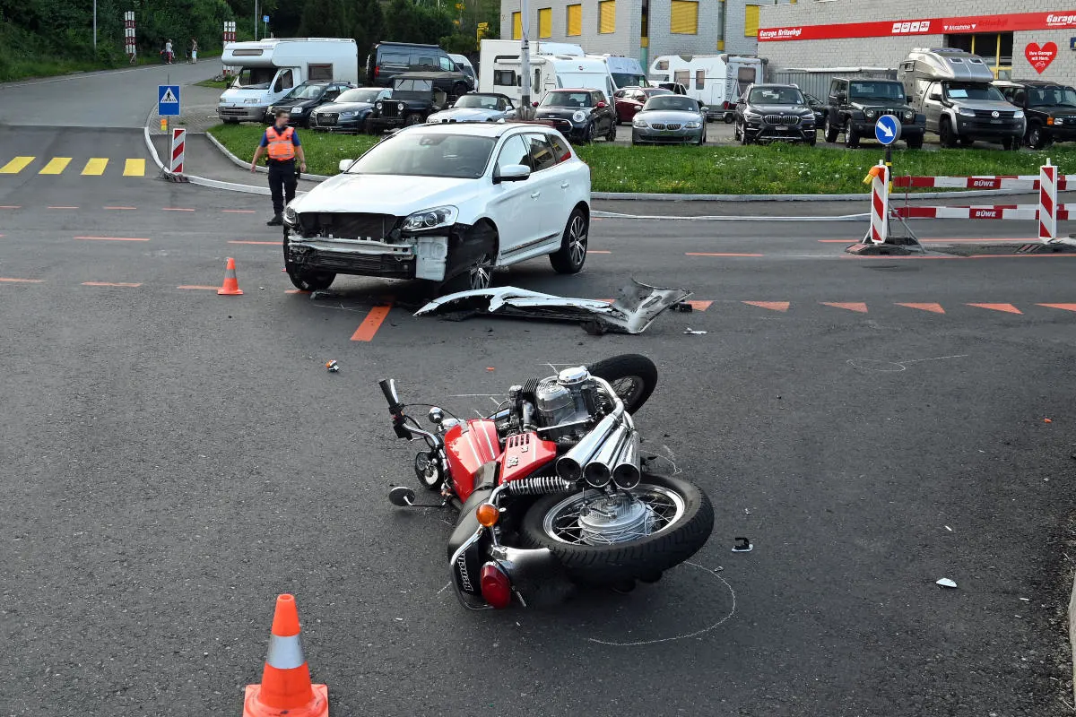 Adligenswil LU - Unfall zwischen Auto und Motorrad