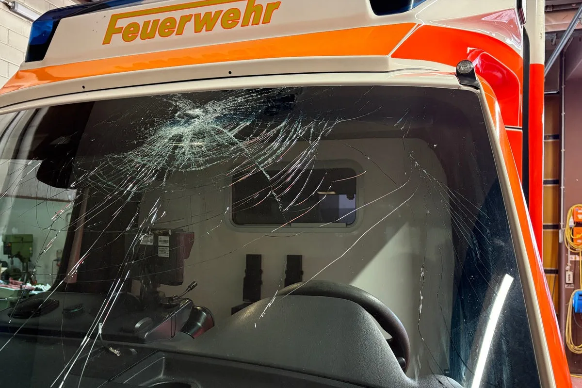 Moers – Rettungswagen bei Einsatz durch Steine beschädigt