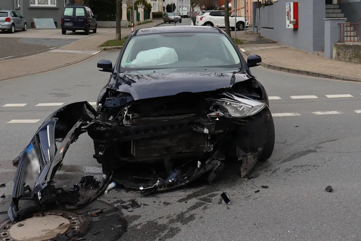 Herford – Verletzte Fahrer nach Zusammenstoß in Einmündung