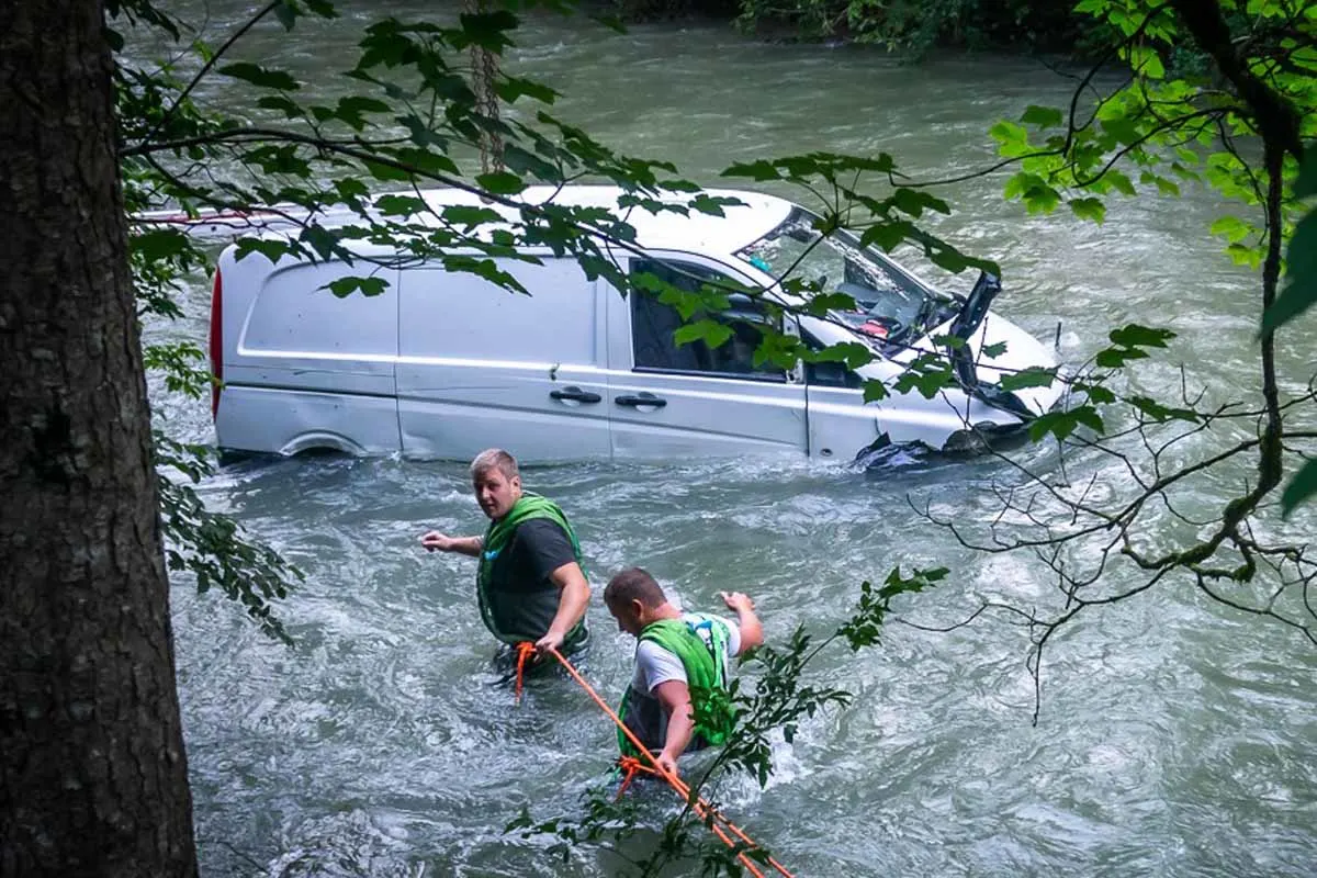 Spektakulärer Unfall in Windischgarsten - Kleintransporter landet nach Unfall im Bach