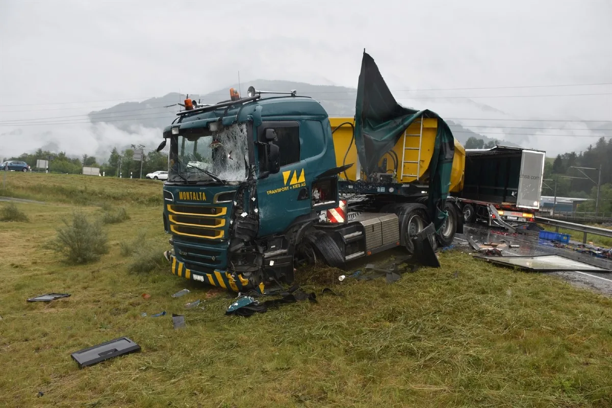 Ilanz GR - Heftige Kollision zwischen Sattelmotorfahrzeuge