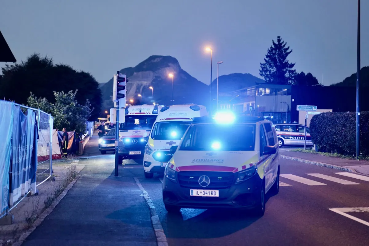 In der Dämmerung stehen mehrere Rettungsfahrzeuge mit eingeschaltetem Blaulicht auf einer Straße. Im Hintergrund ist eine bergige Landschaft sichtbar.