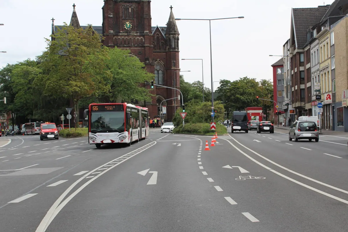 Schwerer Verkehrsunfall auf dem Adalbertsteinweg