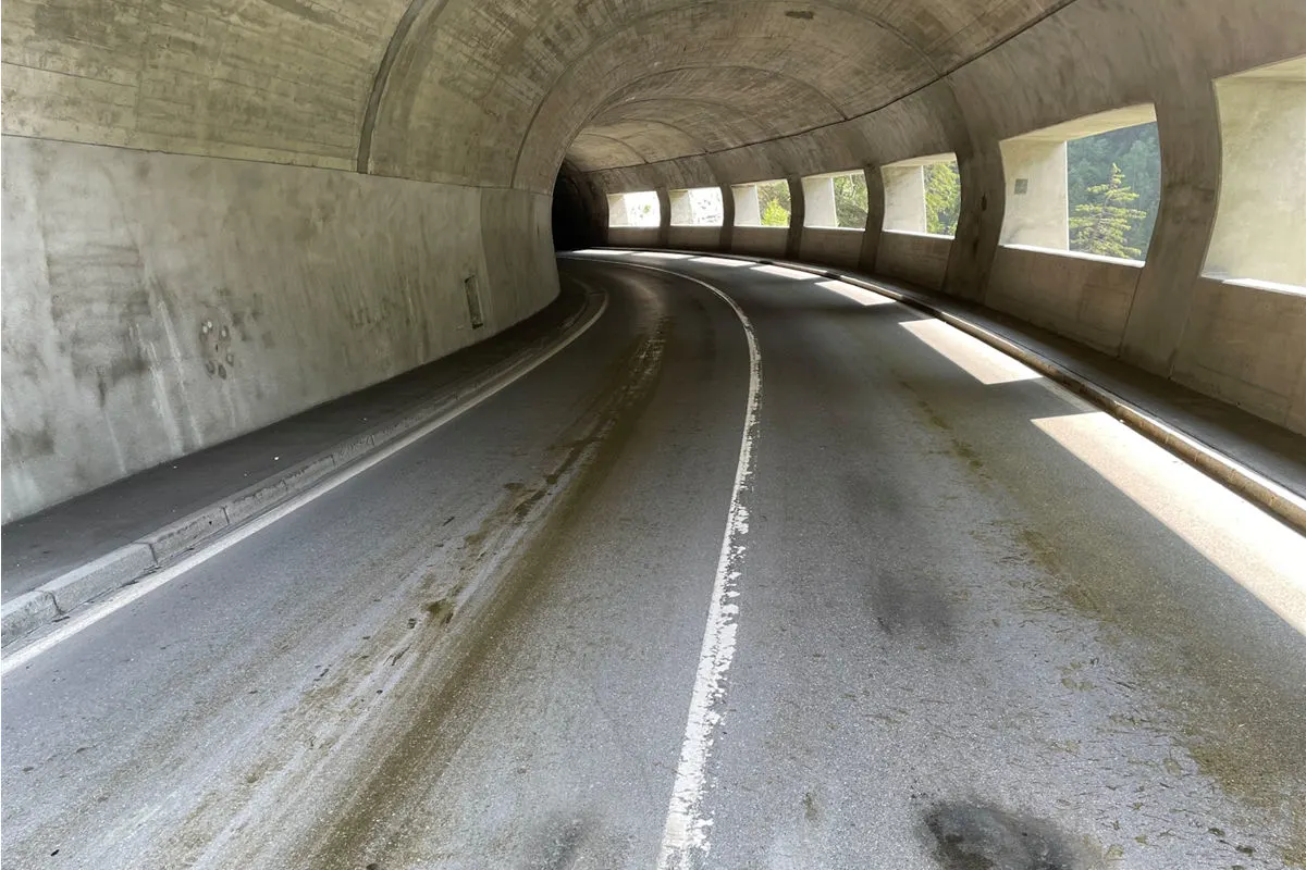 Disentis/Mustér GR – Drei Motorradlenker stürzen in Tunnel