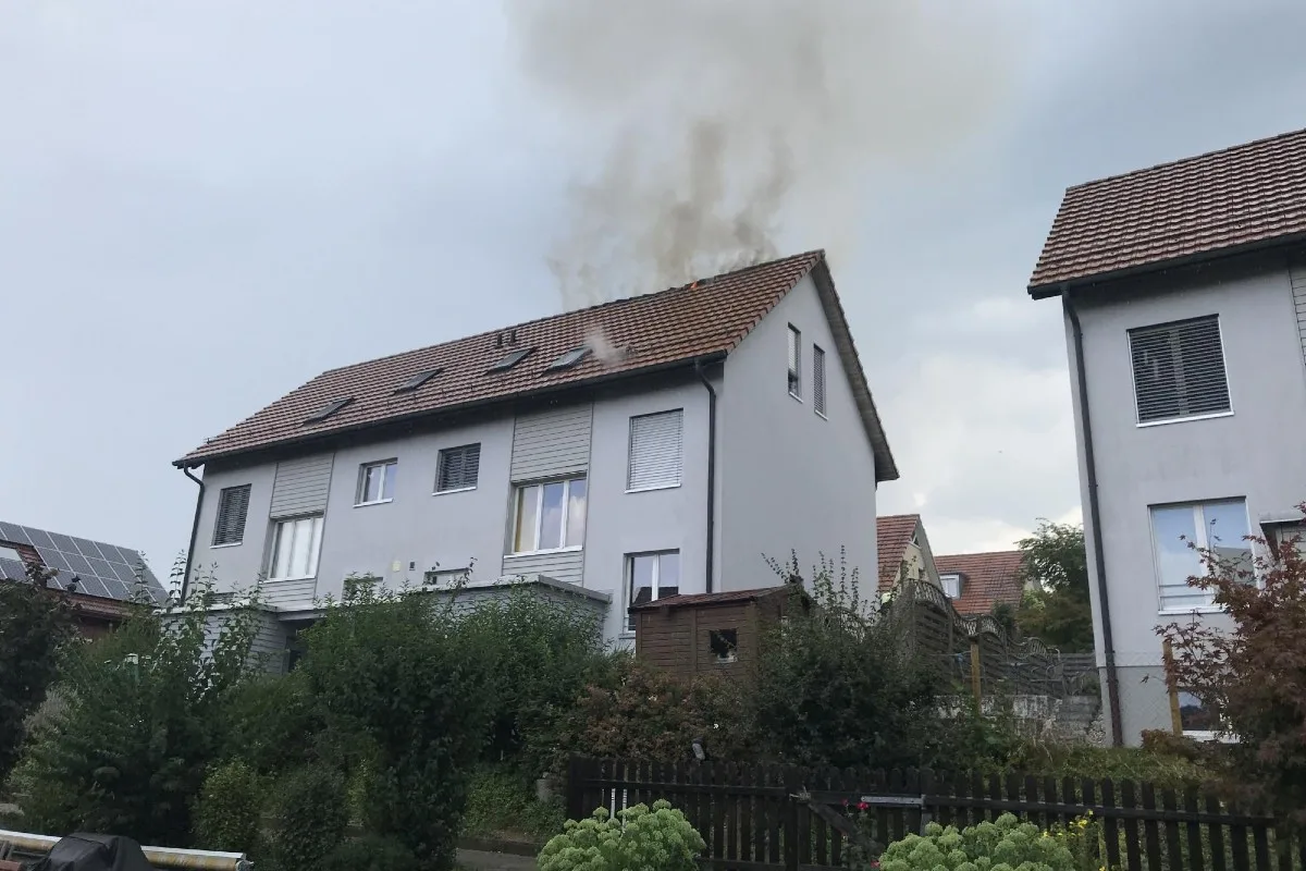 Brand in Dietgen BL - Blitz schlägt in Haus ein!