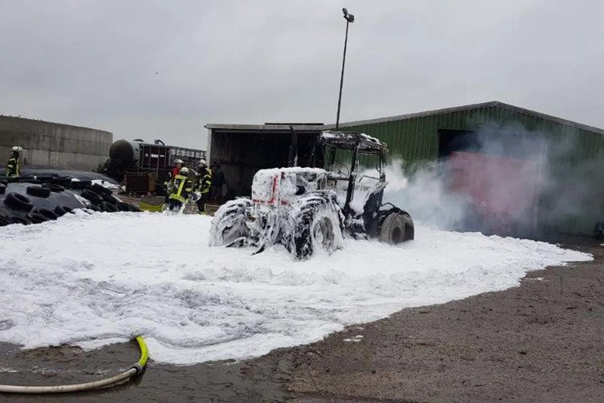 Brand einer Maschinenhalle in Sande - Schlepper geraten in Brand 