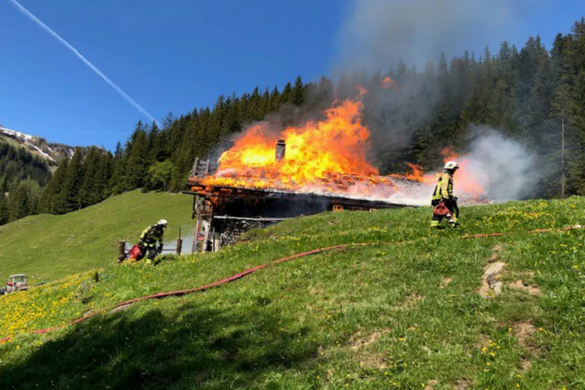 Lenk im Simmental BE - Alphütte durch Feuer zerstört