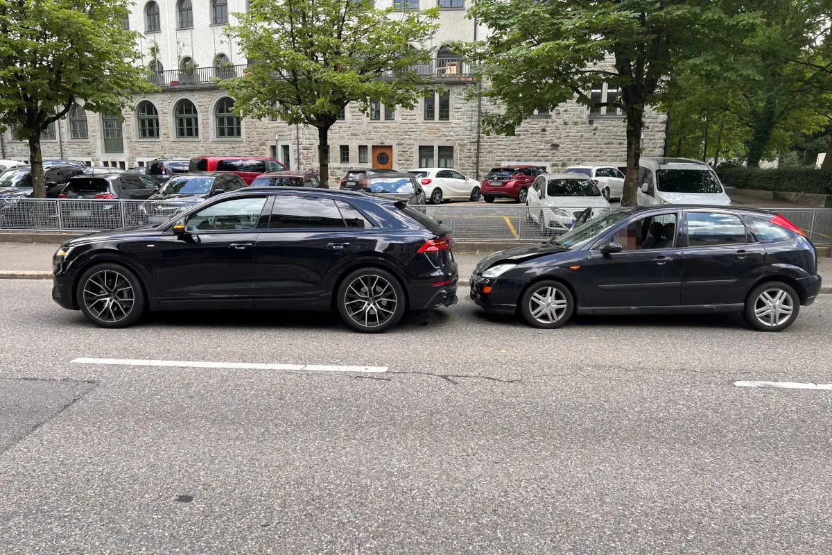 Stadt St. Gallen – Abgelenkte Fahrerin kracht auf stehendes Fahrzeug