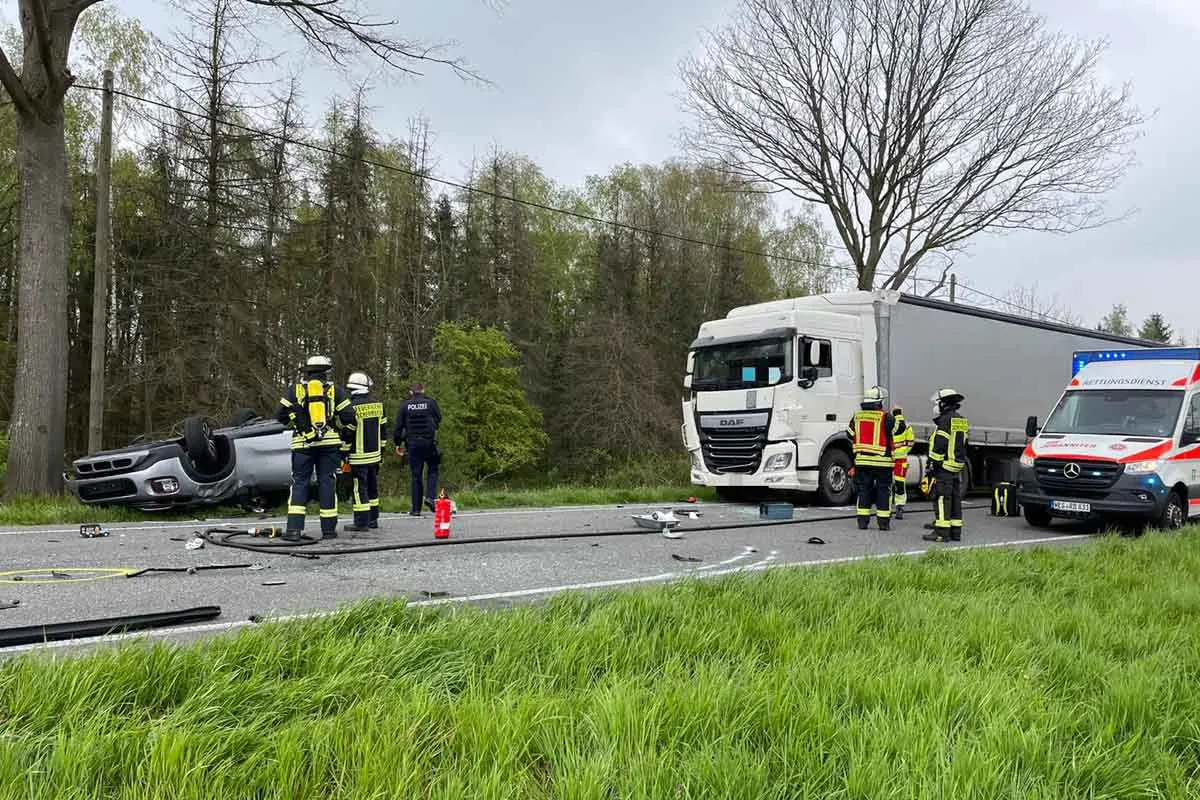 Schermbeck - PKW kracht in LKW 