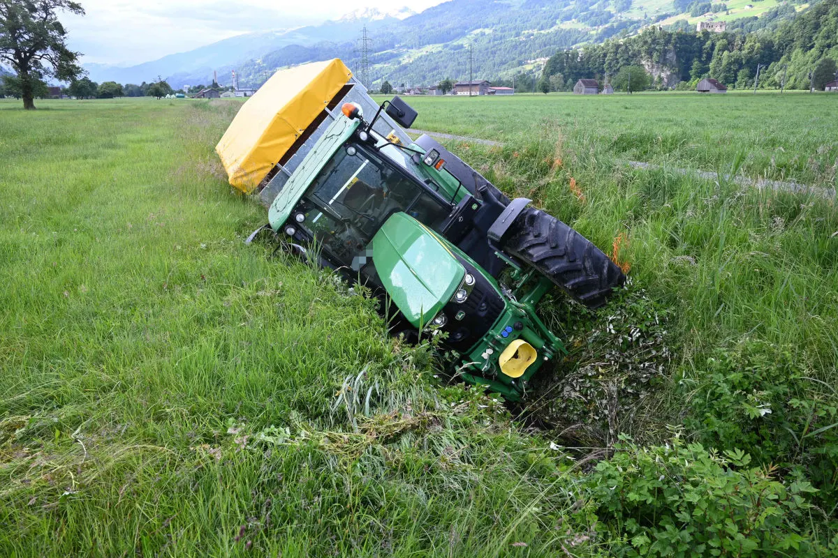 Unfall in Berschis SG – Mann kippt mit gestohlenem Traktor in Bach