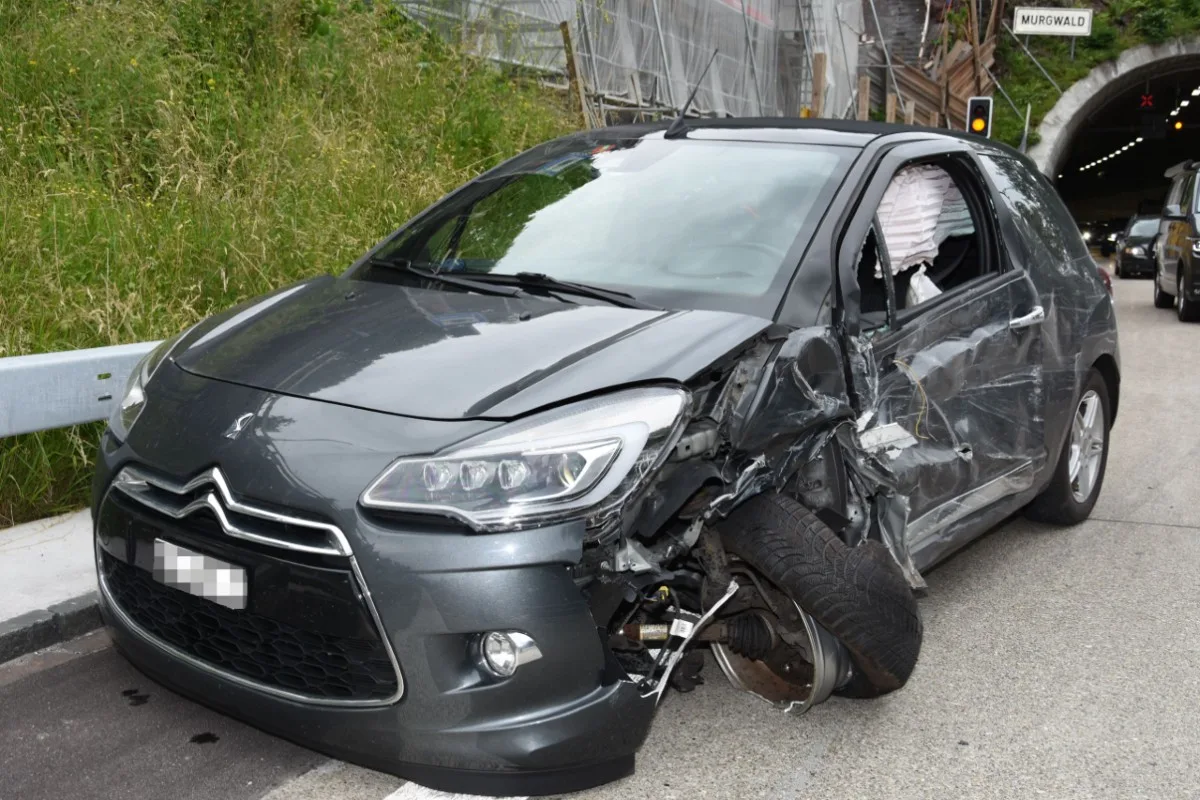 Murg SG  - Auto gerät auf Gegenfahrbahn und kollidiert mit Lastwagen