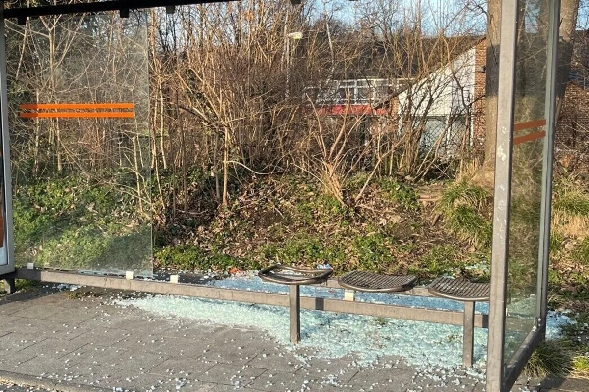 Grevenbroich NW - Mehrere Bushaltestellen beschädigt 
