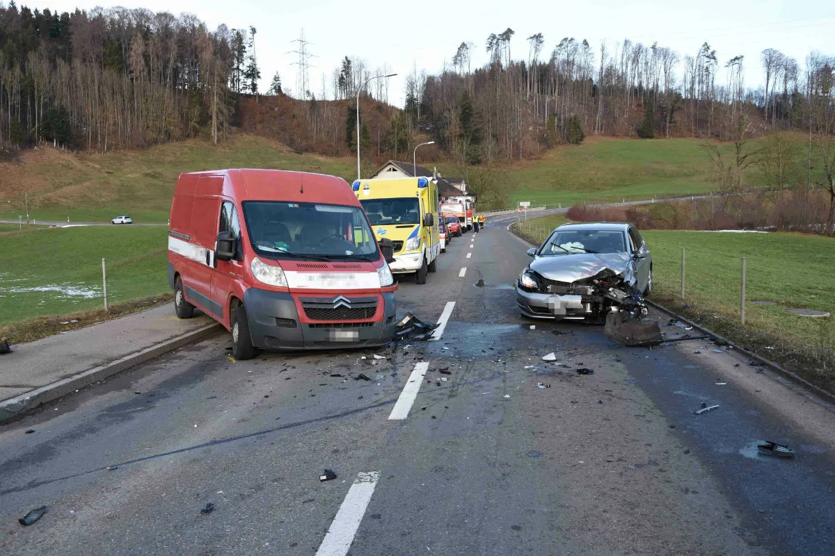Oberbüren SG - Auto kollidiert mit 2 entgegenkommenden Fahrzeugen