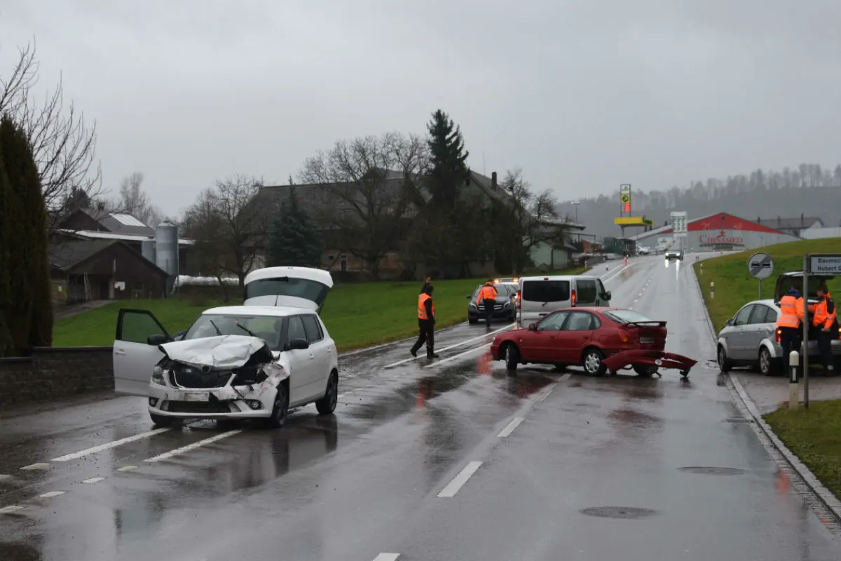 Niederglatt SG - Drei Autos mit Totalschaden