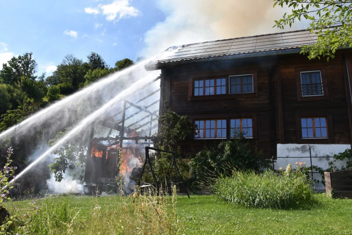 Sargans SG - Holzschopf in Brand geraten - auch Einfamilienhaus beschädigt!