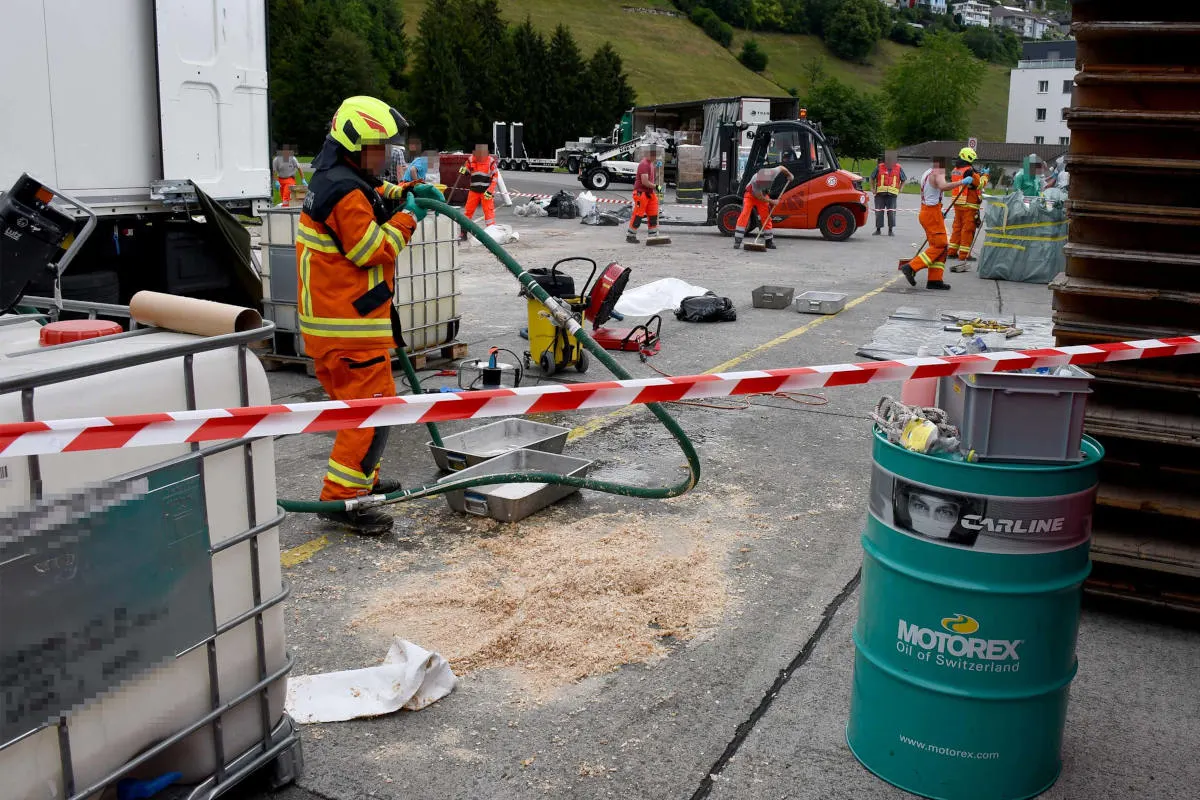 Ennetbürgen NW – Ausgelaufene Flüssigkeit löst Grossaufgebot aus