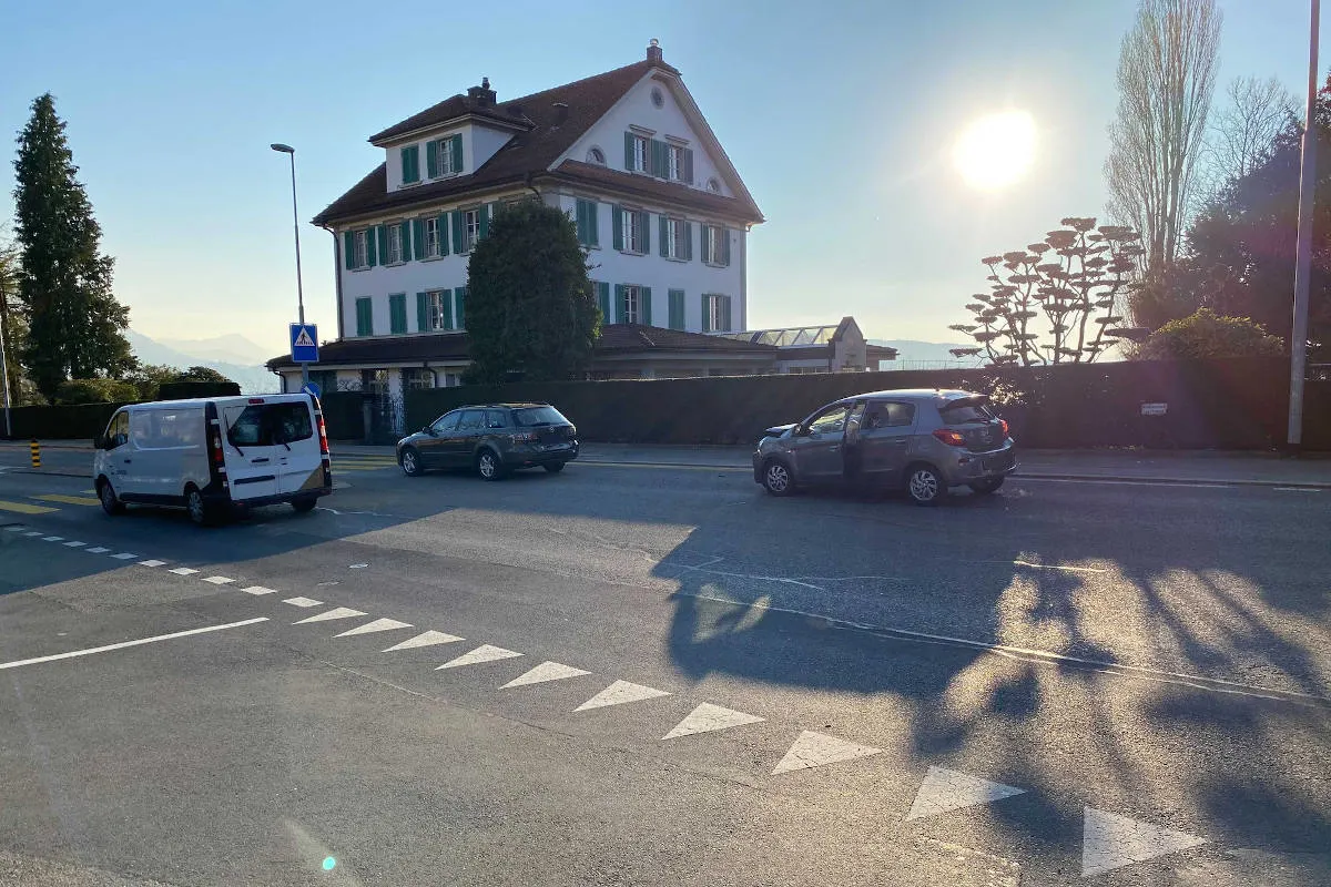 Kanton Zug – Zwei Unfälle, drei Verletzte, dreimal Blechschaden