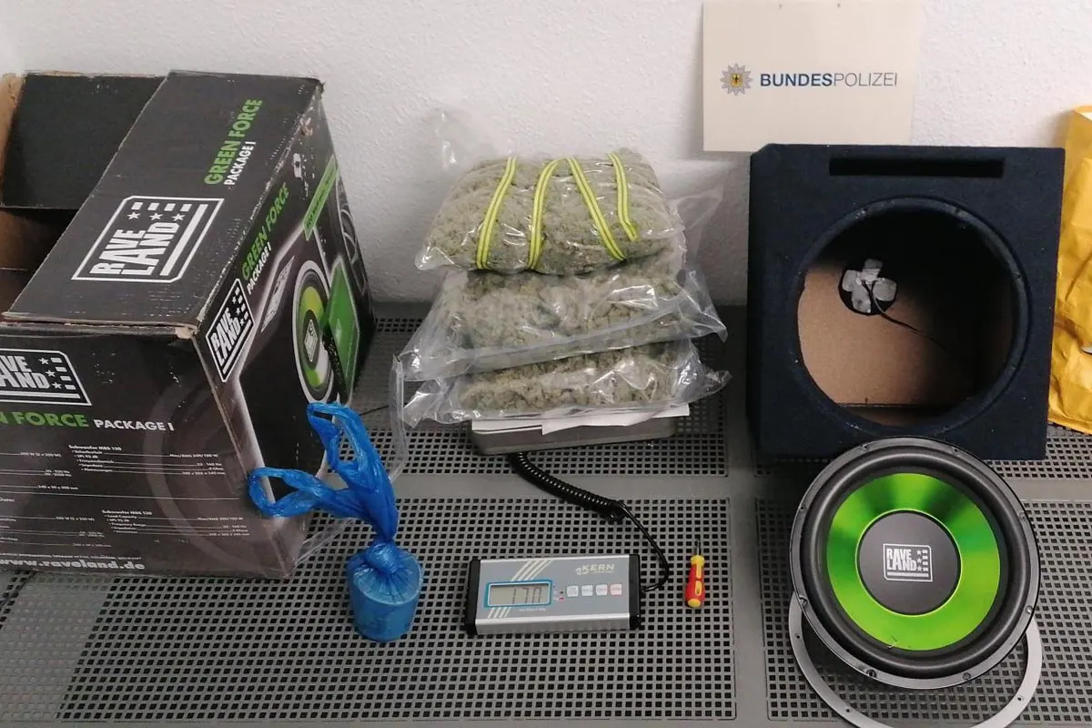 Fahndungserfolg in Nettetal - Männer mit 1,7 Kilogramm Marihuana und 7.000 EUR Bargeld festgenommen