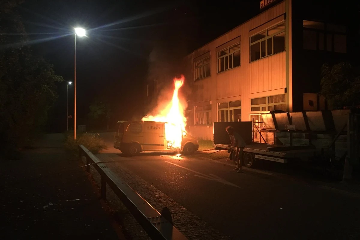 Arlesheim BL - Lieferwagen bei Brand komplett zerstört 