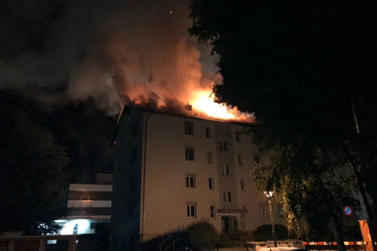 Uster ZH - Hoher Sachschaden bei Brand in einem Mehrfamilienhaus