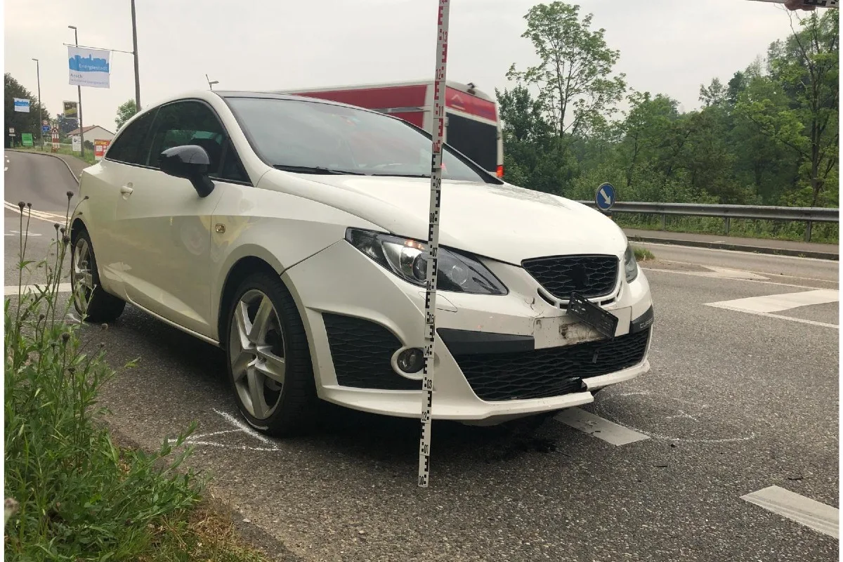 Aesch BL - Auffahrkollision zwischen Personenwagen und Motorrad