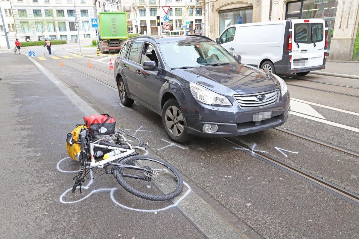 St.Gallen - Unfall nach Disput zwischen Velofahrer und Autolenkerin