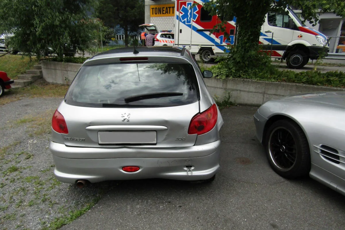 Bilten GL - Unfall zwischen zwei Personenwagen