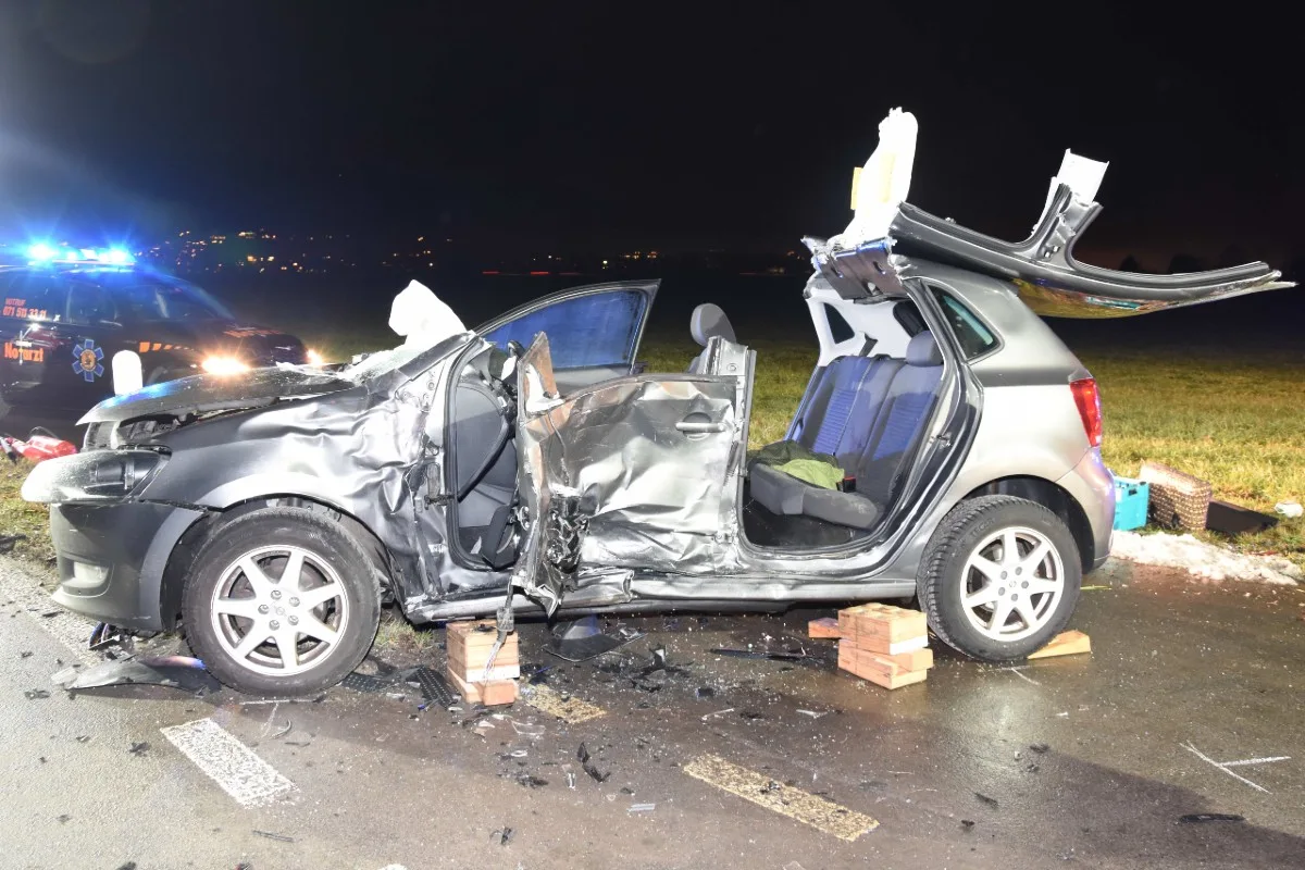  Heftiger Crash in Diepoldsau SG - Autolenkerin muss aus dem Wrack befreit werden!