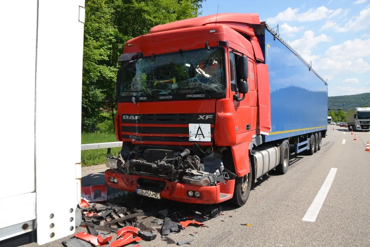 Autobahn A2 Itingen BL - Auffahrkollision zwischen zwei Lastwagen – 26-Jähriger verletzt