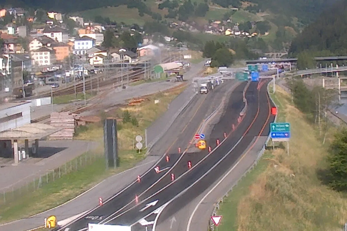 Tessin / Uri - Gotthardstrassentunnel mit viel Stau dieses Wochenende