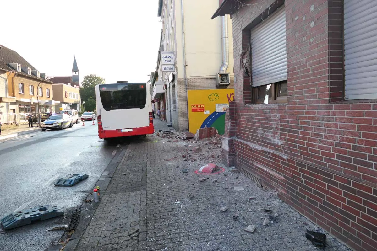 Dortmund - Bus rammt Wohn-und Geschäftshaus