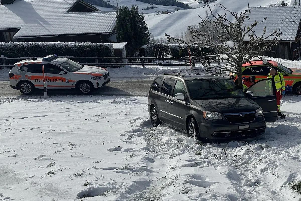 Schwellbrunn AR – Mit Auto auf Schnee ins Rutschen gekommen