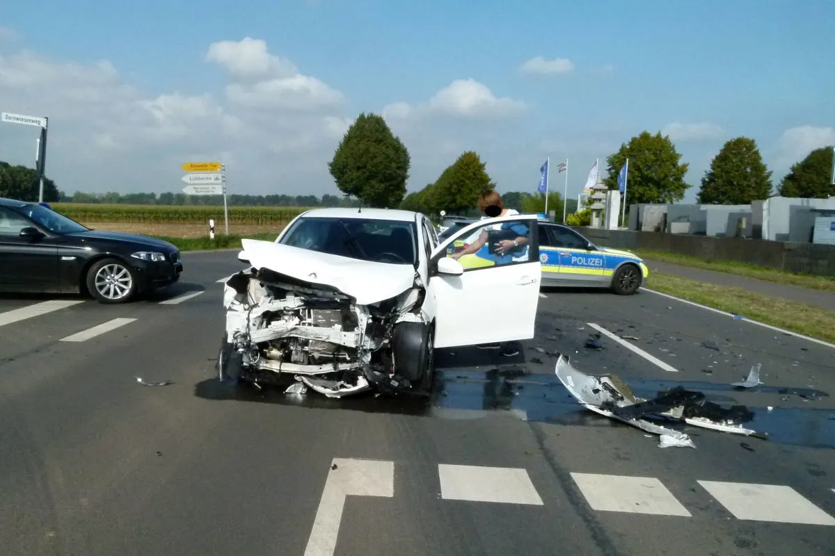 Lübbecke – Drei Verletzte und zwei Autos nach Unfall Schrott