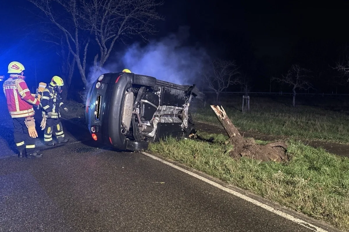 Waldsee – Auto kippt nach Unfall um und fängt Feuer 